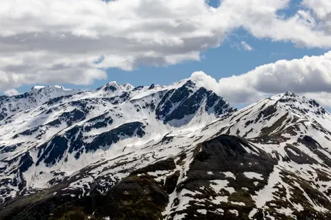 Verschneiter Berggipfel 4K Hintergrundbild · mountains · 3840×2560