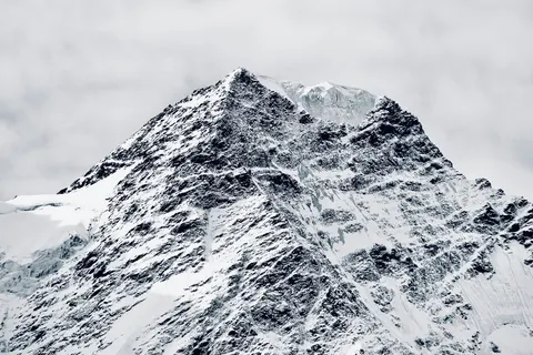 Verschneiter Berggipfel 4K Hintergrundbild · mountains · 3840×2560