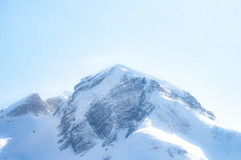 Verschneiter Berggipfel 4K Hintergrundbild · mountains · 3840×2560