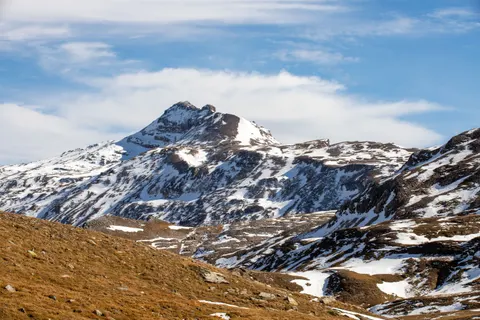 Verschneiter Berggipfel 4K Hintergrundbild · mountains · 3840×2560