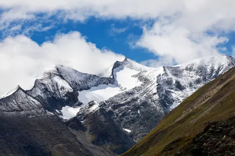 Snowy Mountain Peak 4K Wallpaper · mountains · 3840×2560