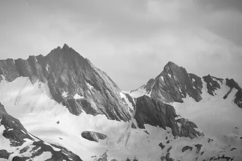 خلفية قمة جبل مثلج بدقة 4K · mountains · 3840×2560