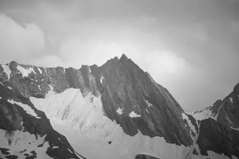 خلفية قمة جبل مثلج بدقة 4K · mountains · 3840×2560