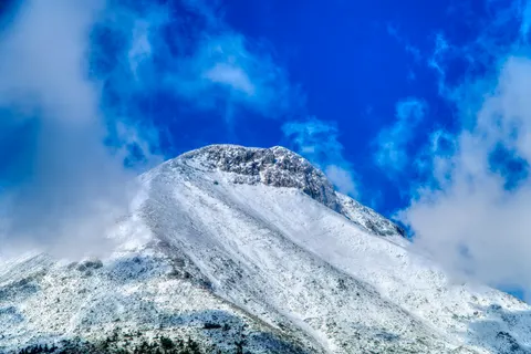 Verschneiter Berggipfel 4K Hintergrundbild · mountains · 3840×2560
