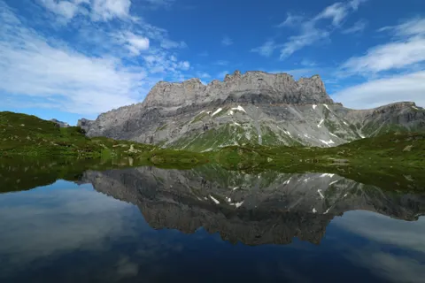 पहाड़ी झील 4K वॉलपेपर · mountains · 3840×2560
