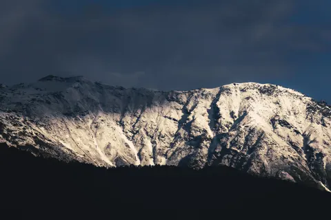 Fond d'écran Sommet enneigé 4K · mountains · 3840×2560