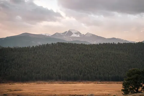 Fond d'écran Chaîne de montagnes 4K · mountains · 3840×2560