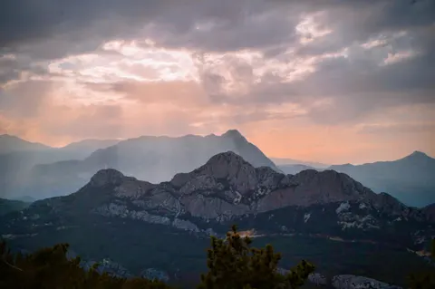 Fond d'écran Chaîne de montagnes 4K · mountains · 3840×2553