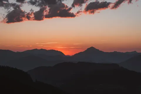Fond d'écran Chaîne de montagnes 4K · mountains · 3840×2561