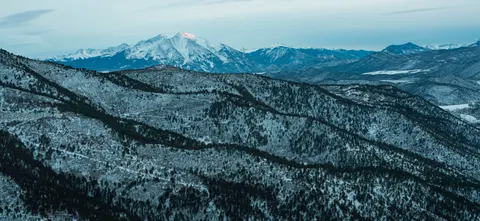 Fond d'écran Chaîne de montagnes 4K · mountains · 3840×1768