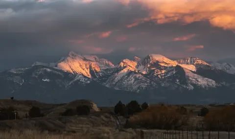 Fond d'écran Chaîne de montagnes 4K · mountains · 3840×2277