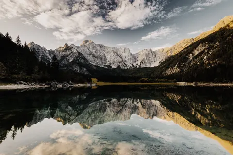 Bergsee 4K Hintergrundbild · mountains · 3840×2560