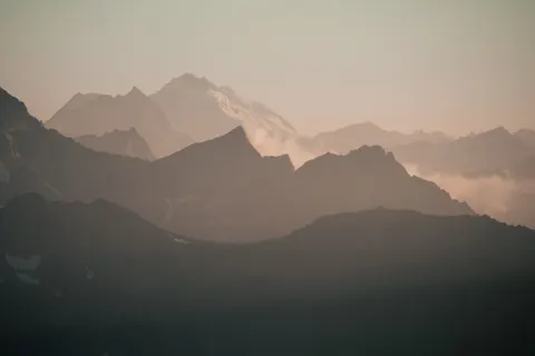 Papel de parede Cordilheira 4K · mountains · 3840×2561