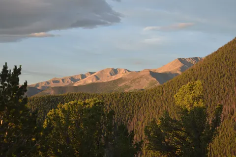 Fond d'écran Chaîne de montagnes 4K · mountains · 3840×2560