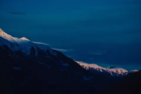 Fond d'écran Chaîne de montagnes 4K · mountains · 3840×2560