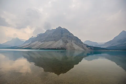 والپیپر دریاچه کوهستانی با کیفیت 4K · mountains · 3840×2555