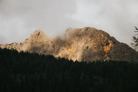 Fond d'écran Lac de montagne brumeux 4K · nature · 3840×2560