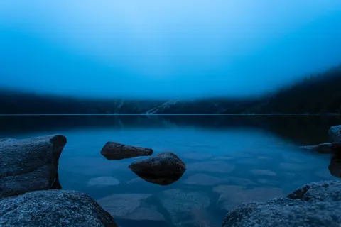 薄雾山湖 4K壁纸 · nature · 3840×2560