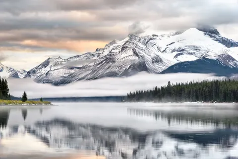 Nebliger Bergsee 4K Hintergrundbild · nature · 3840×2563