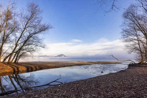 خلفية بحيرة جبلية ضبابية بدقة 4K · nature · 3840×2560