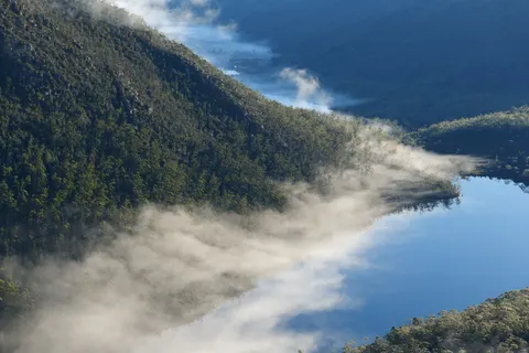 Fondo de pantalla Lago de montaña brumoso 4K · nature · 3840×2560
