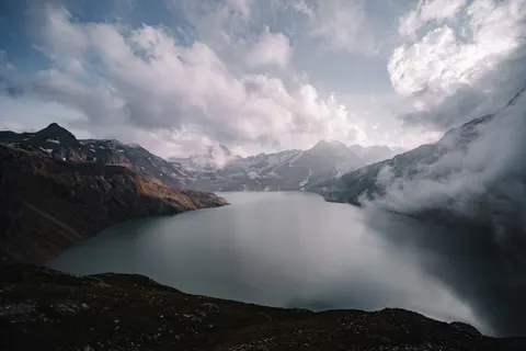 Fond d'écran Lac de montagne brumeux 4K · nature · 3840×2560