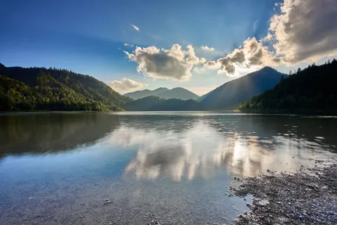 Fond d'écran Lac de montagne brumeux 4K · nature · 3840×2560