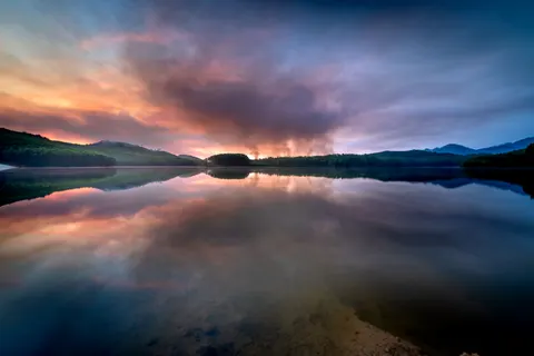 薄雾山湖 4K壁纸 · nature · 3840×2561