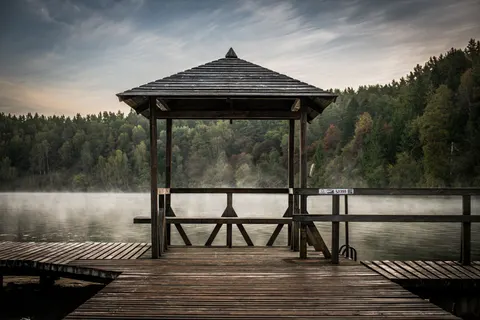 Fond d'écran Lac de montagne brumeux 4K · nature · 3840×2560
