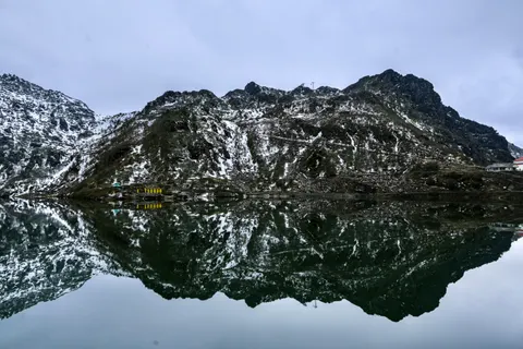 Wallpaper Danau Gunung 4K · mountains · 3840×2560