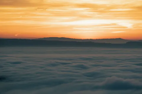 薄雾山湖 4K壁纸 · nature · 3840×2561