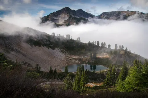 薄雾山湖 4K壁纸 · nature · 3840×2563