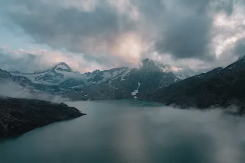 Fondo de pantalla Lago de montaña brumoso 4K · nature · 3840×2560