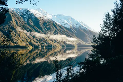 Fond d'écran Lac de montagne brumeux 4K · nature · 3840×2553