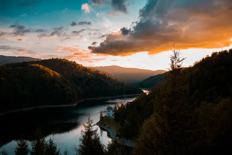 안개 낀 산호수 4K 배경화면 · nature · 3840×2560