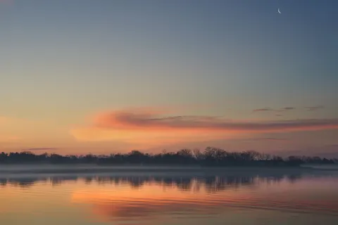 خلفية بحيرة جبلية ضبابية بدقة 4K · nature · 3840×2560