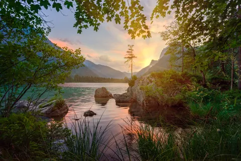 Fond d'écran Lac de montagne brumeux 4K · nature · 3840×2560