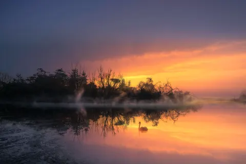 薄雾山湖 4K壁纸 · nature · 3840×2560