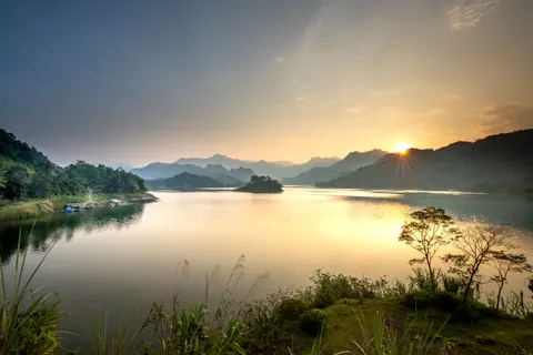 Misty Mountain Lake 4K Wallpaper · nature · 3840×2562
