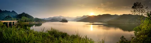 Fond d'écran Lac de montagne brumeux 4K · nature · 3840×1099