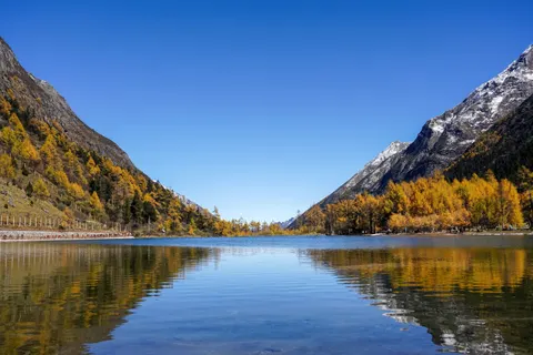 والپیپر دریاچه کوهستانی با کیفیت 4K · mountains · 3840×2560