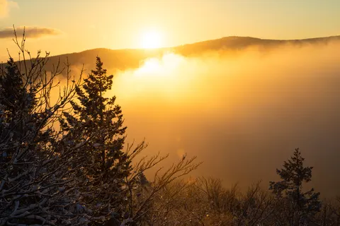Обои Туманное горное озеро 4K · nature · 3840×2563