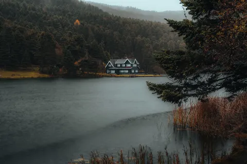Misty Mountain Lake 4K Wallpaper · nature · 3840×2560