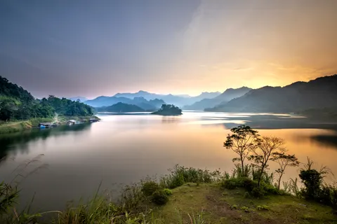 Fond d'écran Lac de montagne brumeux 4K · nature · 3840×2561