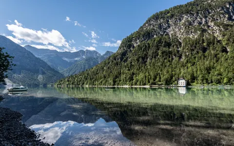 Mountain Lake 4K Wallpaper · mountains · 3840×2400