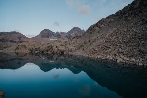 Wallpaper Danau Gunung 4K · mountains · 3840×2560