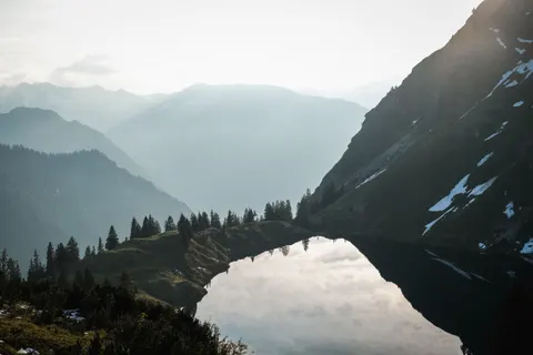 Hình nền Hồ Trên Núi 4K · mountains · 3840×2560