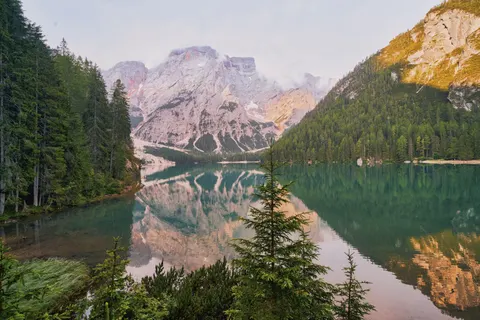 पहाड़ी झील 4K वॉलपेपर · mountains · 3840×2560
