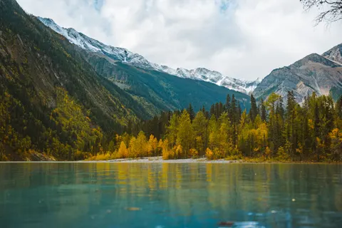 Fond d'écran Lac de montagne 4K · mountains · 3840×2560