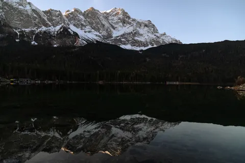 Hình nền Hồ Trên Núi 4K · mountains · 3840×2560